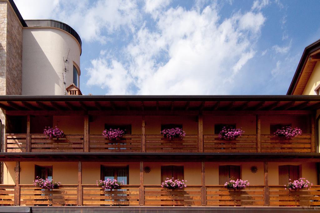 Albergo Milano Bossico Exterior foto