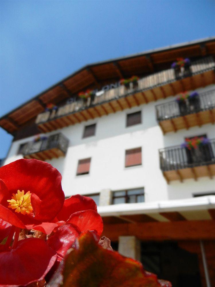 Albergo Milano Bossico Exterior foto
